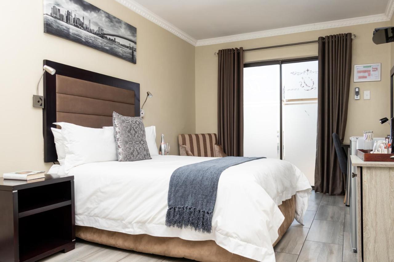 Q'S Boutique Stay Standerton Esterno foto