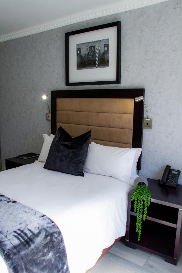 Q'S Boutique Stay Standerton Esterno foto