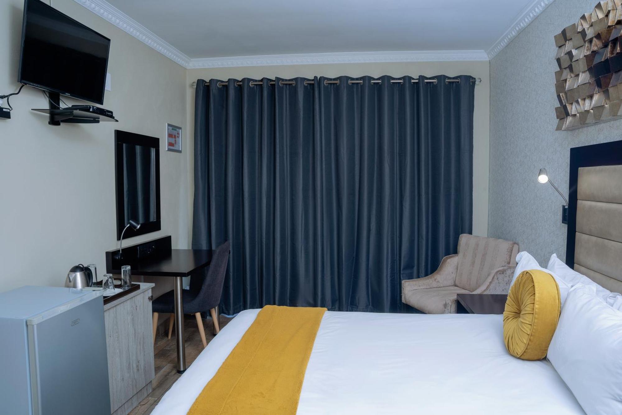 Q'S Boutique Stay Standerton Esterno foto