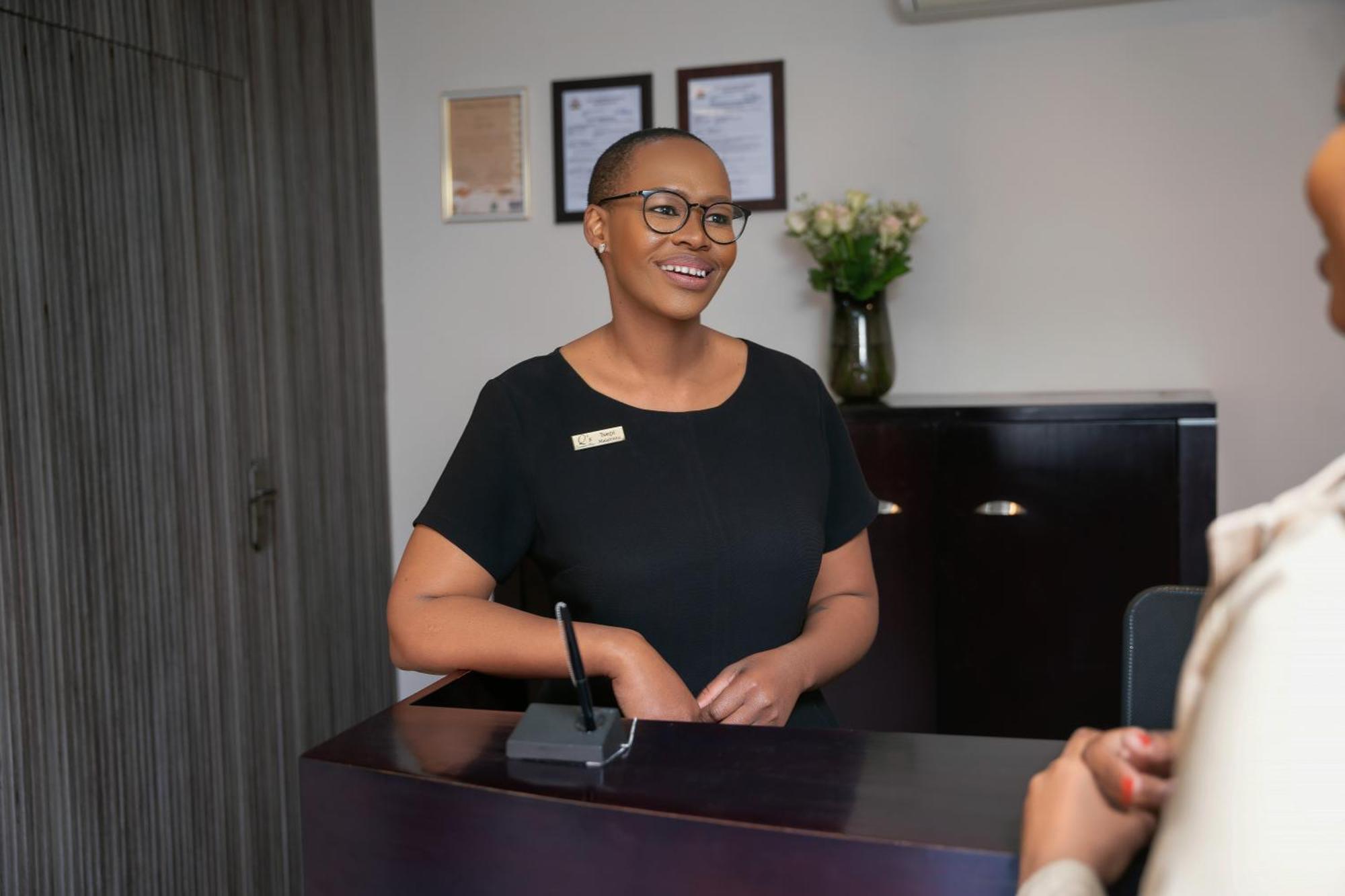 Q'S Boutique Stay Standerton Esterno foto