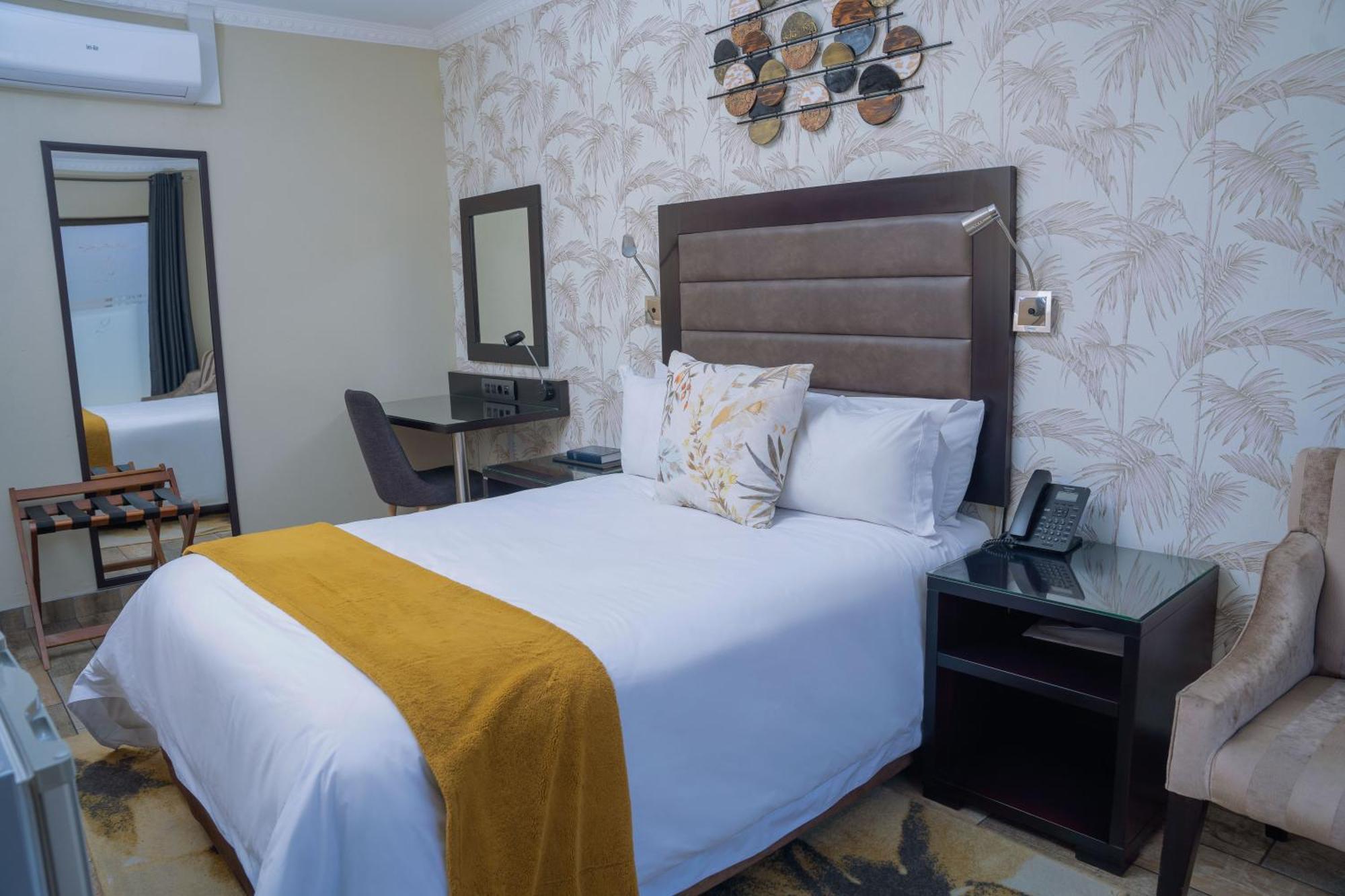 Q'S Boutique Stay Standerton Esterno foto