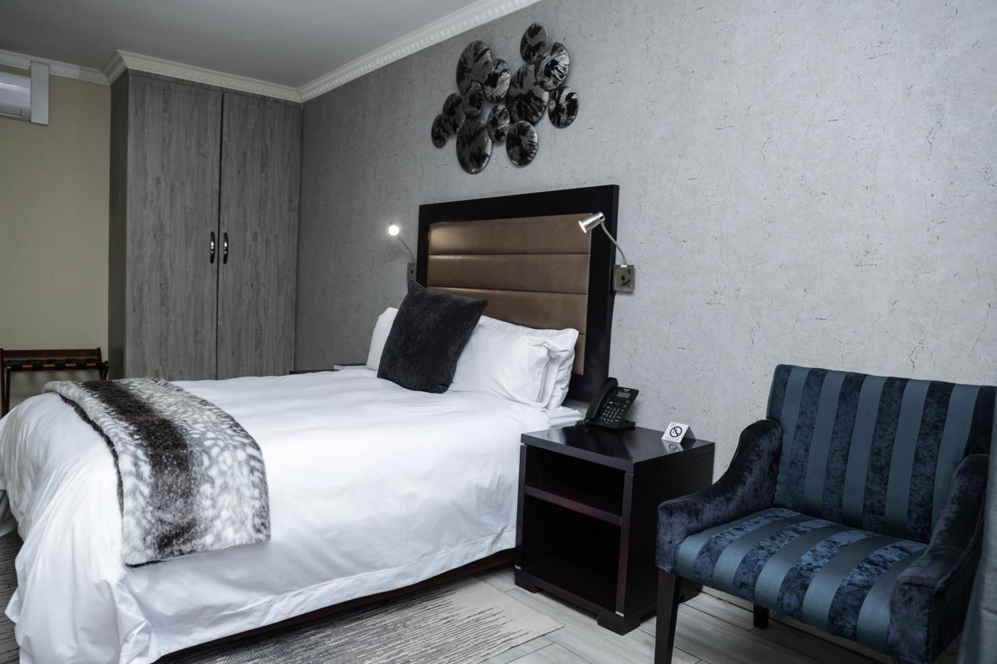 Q'S Boutique Stay Standerton Esterno foto