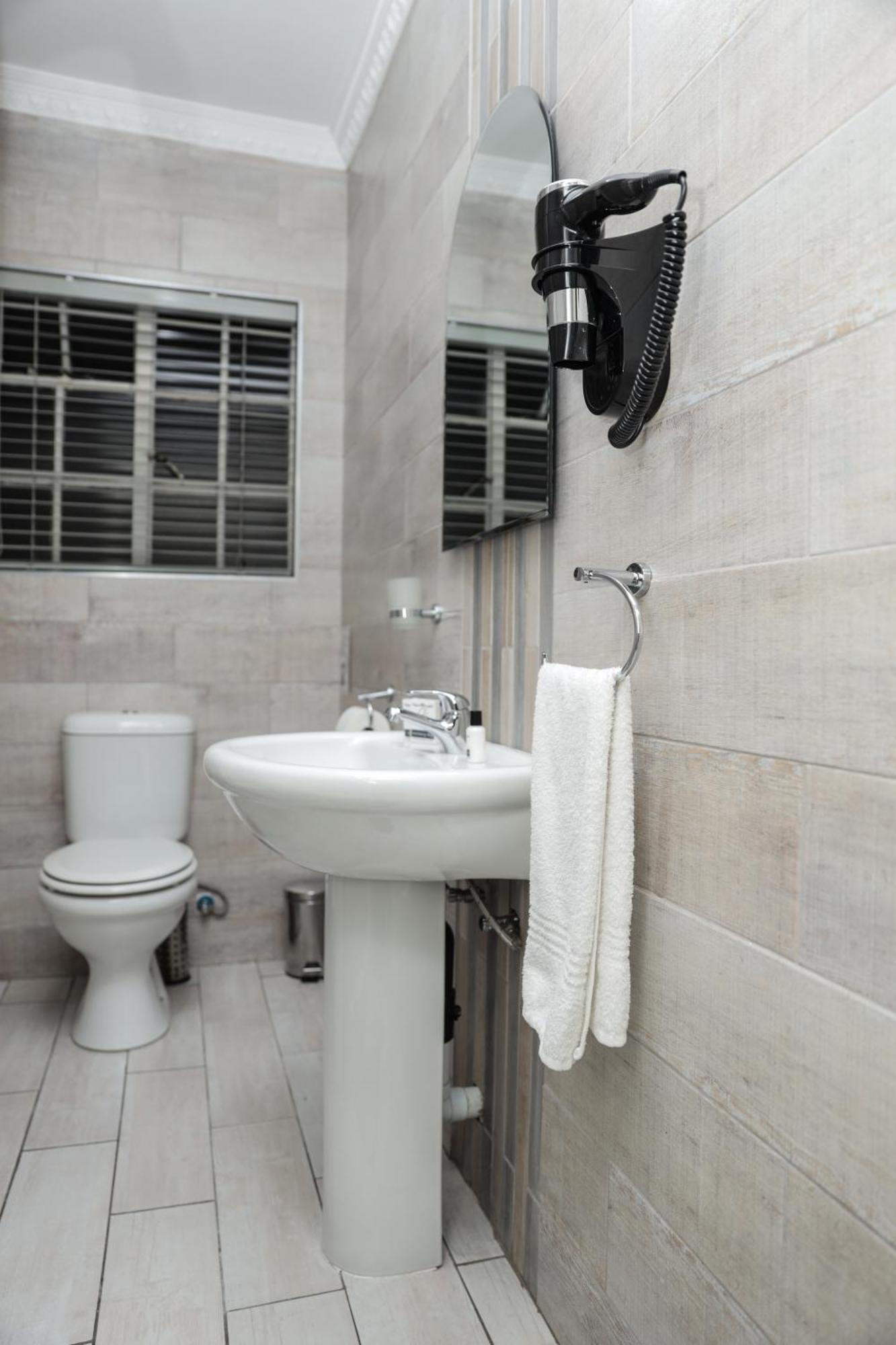 Q'S Boutique Stay Standerton Esterno foto