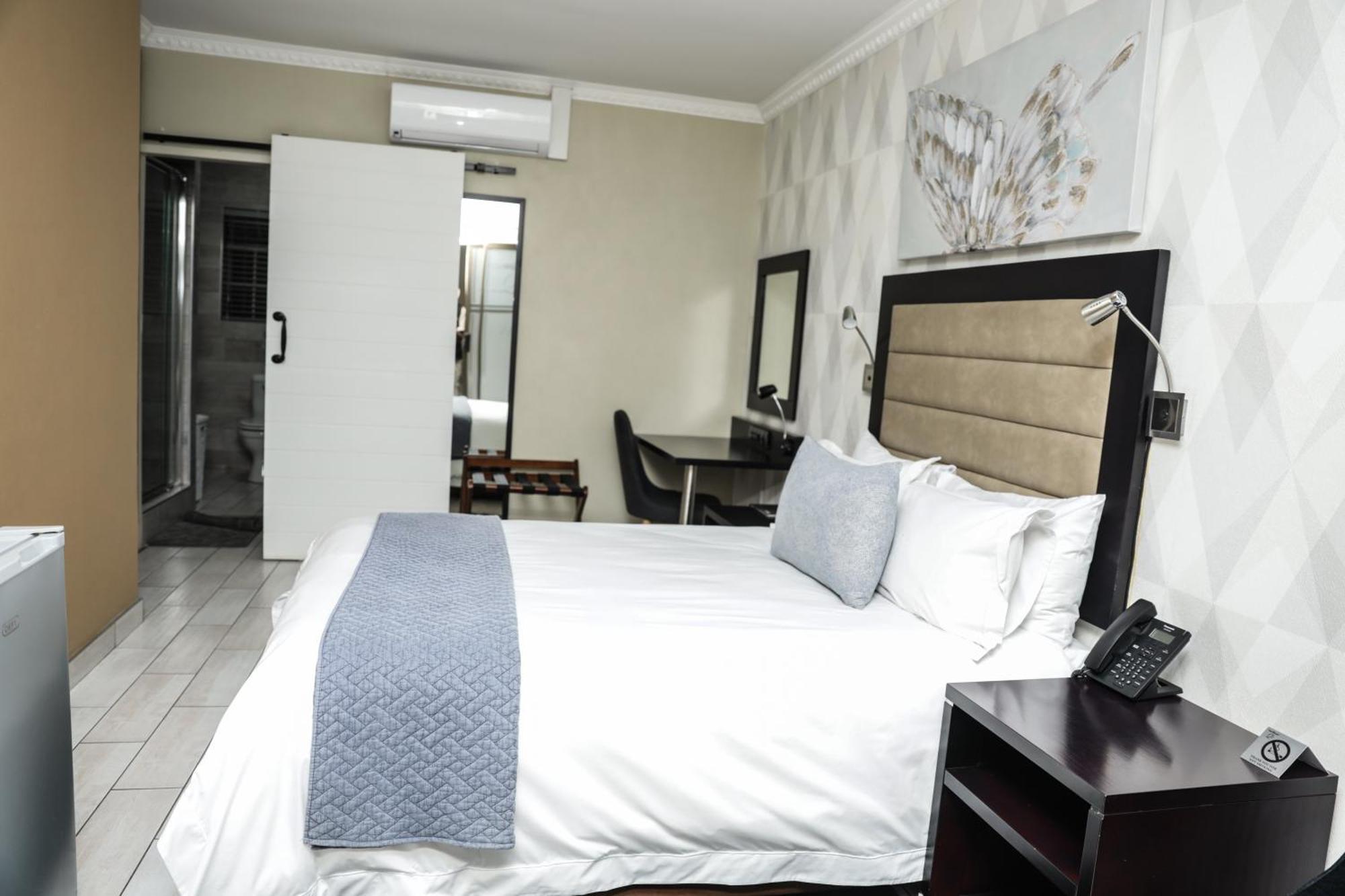 Q'S Boutique Stay Standerton Esterno foto