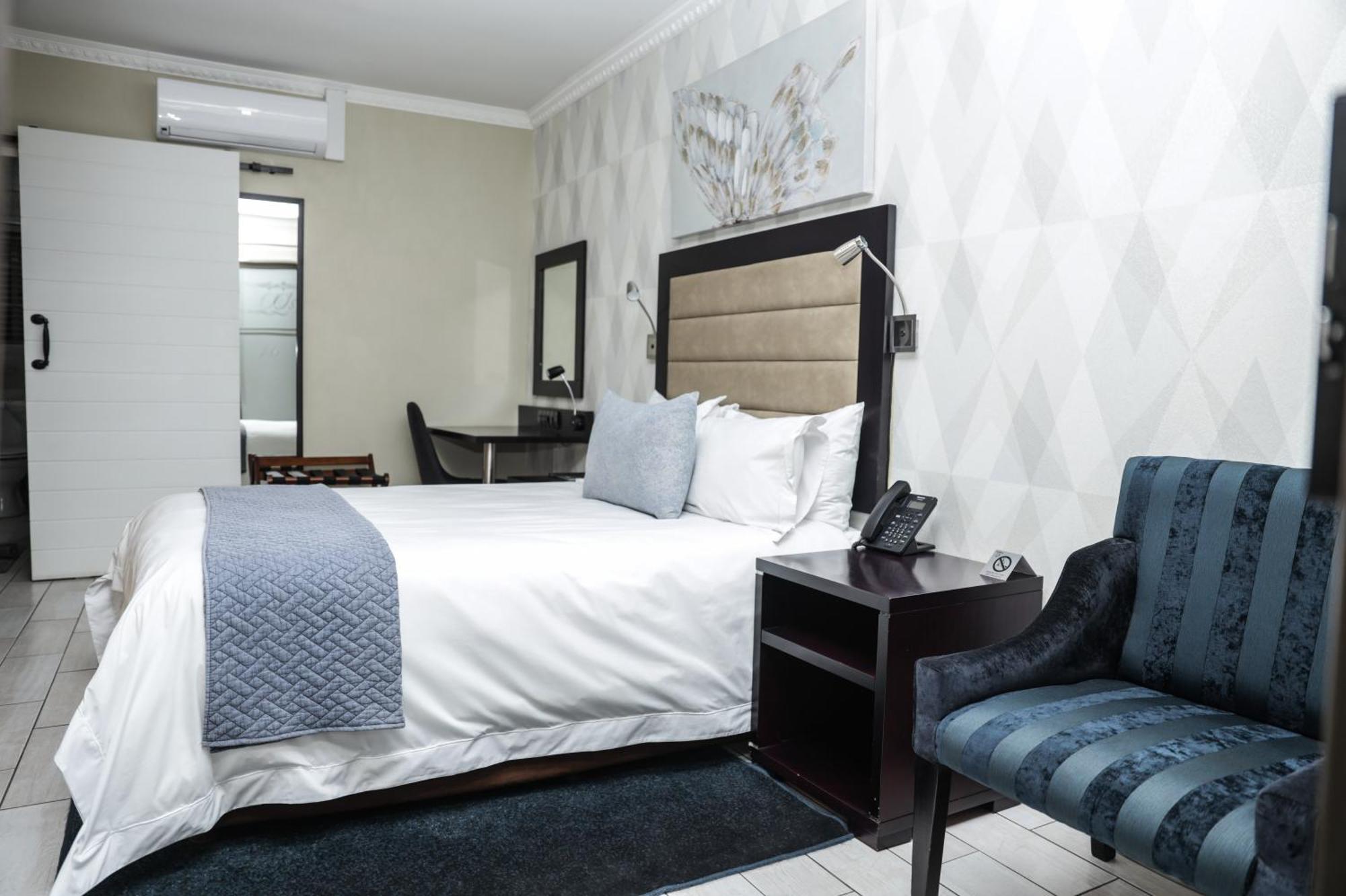 Q'S Boutique Stay Standerton Esterno foto
