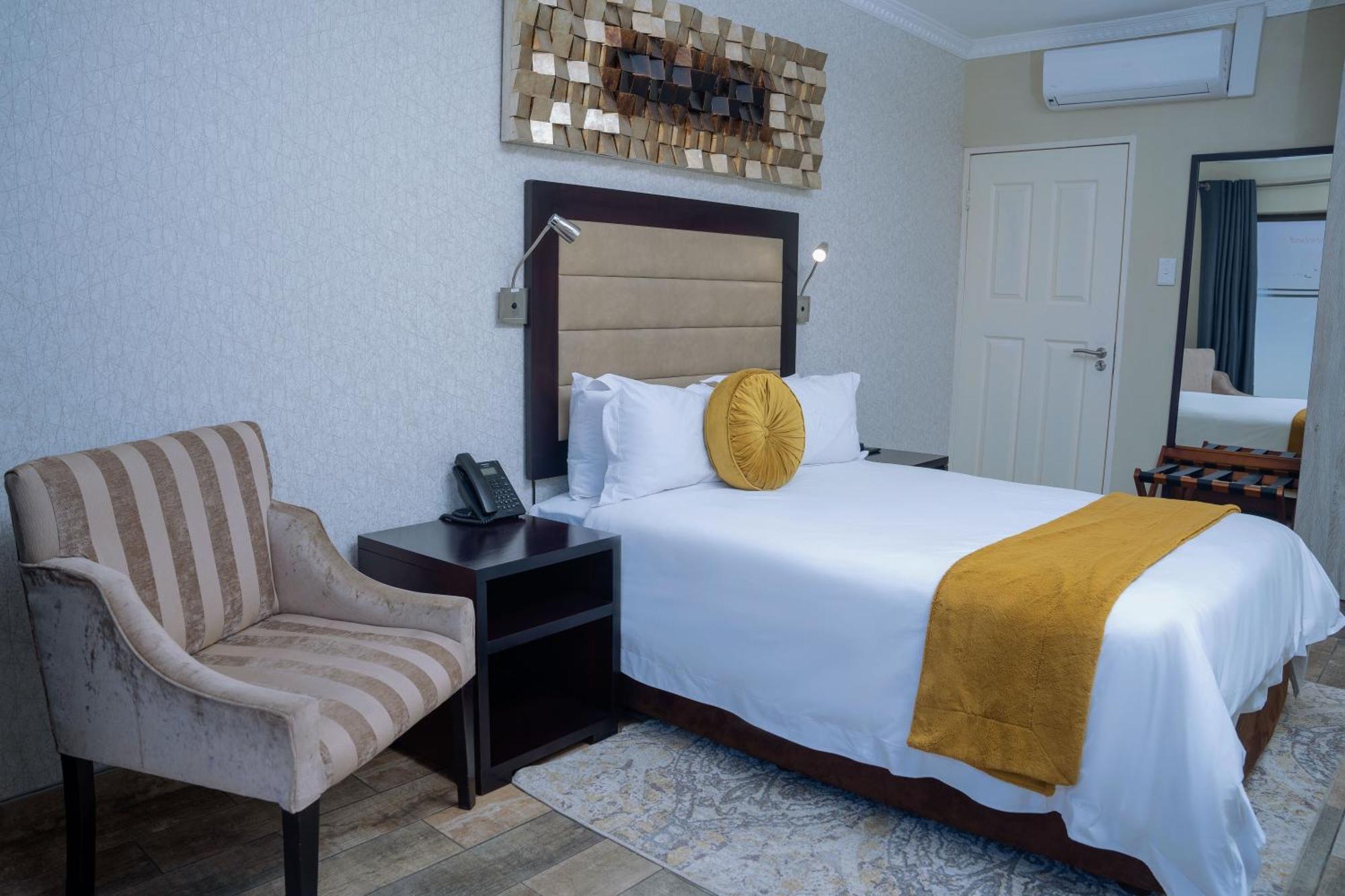 Q'S Boutique Stay Standerton Esterno foto